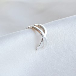 "Hayden" earcuff i sterlings�lv med kryssdesign.