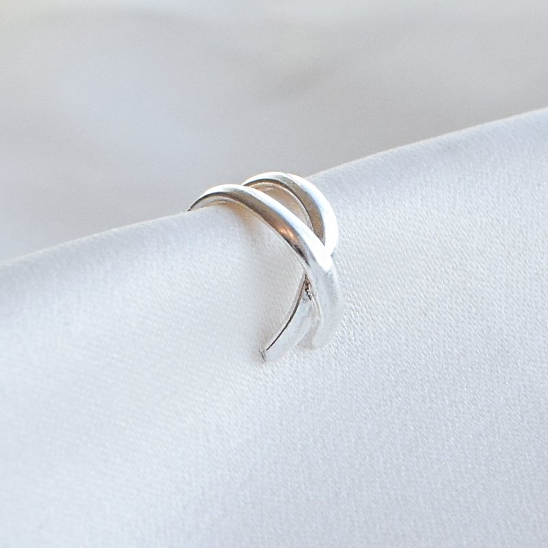 "Hayden" earcuff i sterlings�lv med kryssdesign.