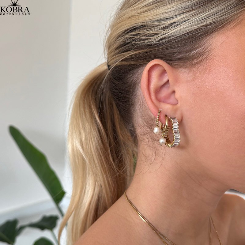 "Margrethe" guld reringe / hoops med hvide ferskvandsperler