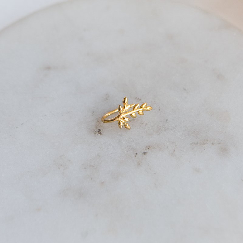 "Hikkori" earcuff med blad i 18k forgylt sterlings�lv.
