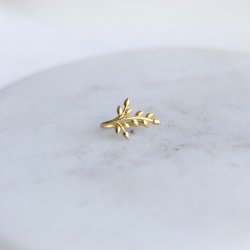 "Hikkori" earcuff med blad i 18k forgylt sterlings�lv.