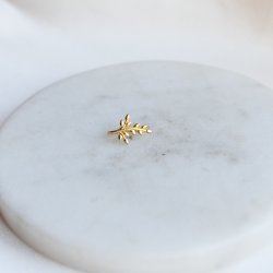 "Hikkori" earcuff med blad i 18k forgylt sterlings�lv.