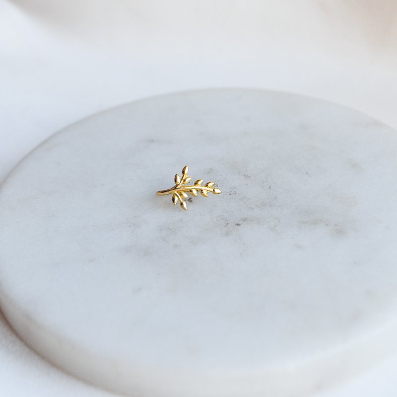 "Hikkori" earcuff med blad i 18k forgylt sterlings�lv.