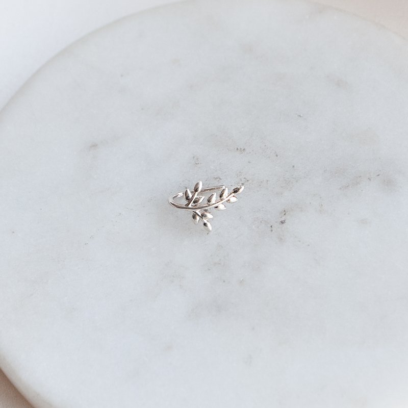 "Hikkori" earcuff med blad i sterlings�lv.