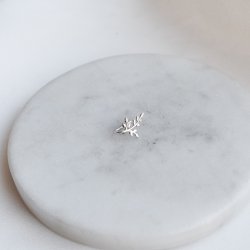 "Hikkori" earcuff med blad i sterlings�lv.