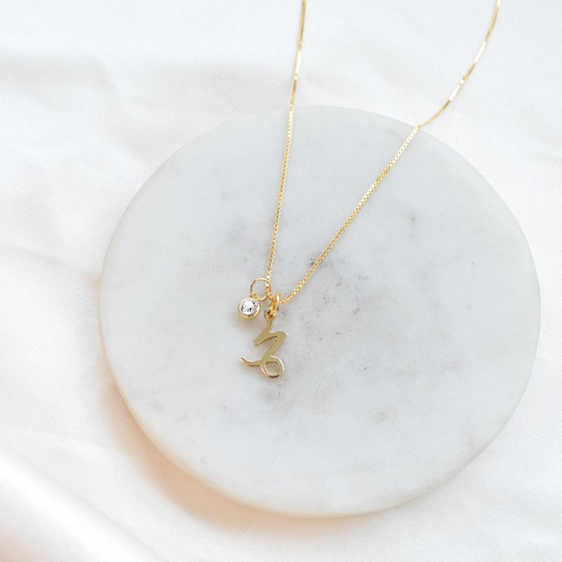 "Hoshi" halsk�de i 18k forgyldt sterling s�lv med stjernetegn og zirkonia sten 