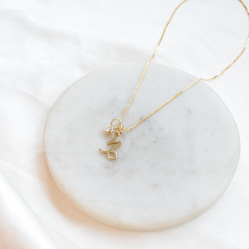 "Hoshi" halsk�de i 18k forgyldt sterling s�lv med stjernetegn og zirkonia sten 