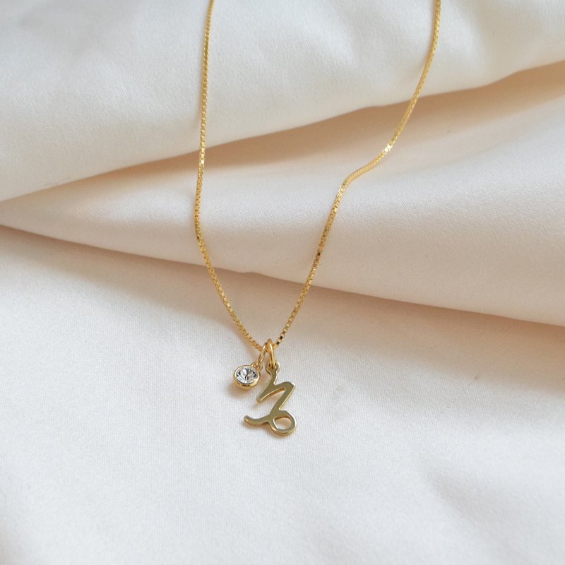 "Hoshi" halsk�de i 18k forgyldt sterling s�lv med stjernetegn og zirkonia sten 