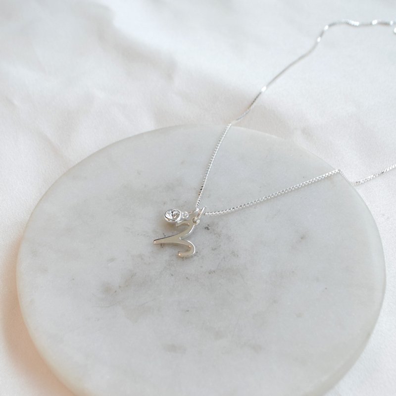 "Hoshi" halsk�de i sterling s�lv med stjernetegn og zirkonia sten 