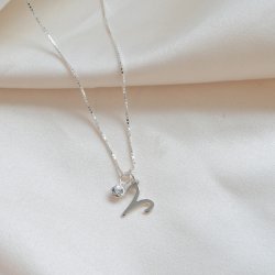 "Hoshi" halsk�de i sterling s�lv med stjernetegn og zirkonia sten 