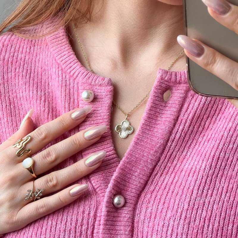"Fleur" Guldpl�terat Halsband med Fyrkl�ver och Stenar