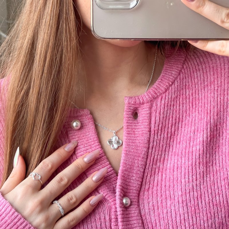 "Fleur" Silverhalsband med Fyrkl�ver och Stenar