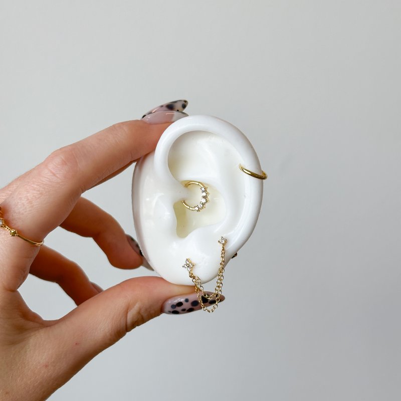 "Simple" forgylt ear cuff i minimalistisk design