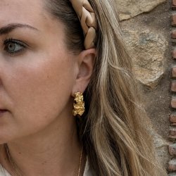 "Mira" Sculptural �reringe i guld