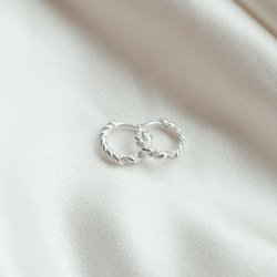 "Twistie" Tvinnade silver minihoops med stenar