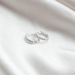 "Twistie" Tvinnade silver minihoops med stenar