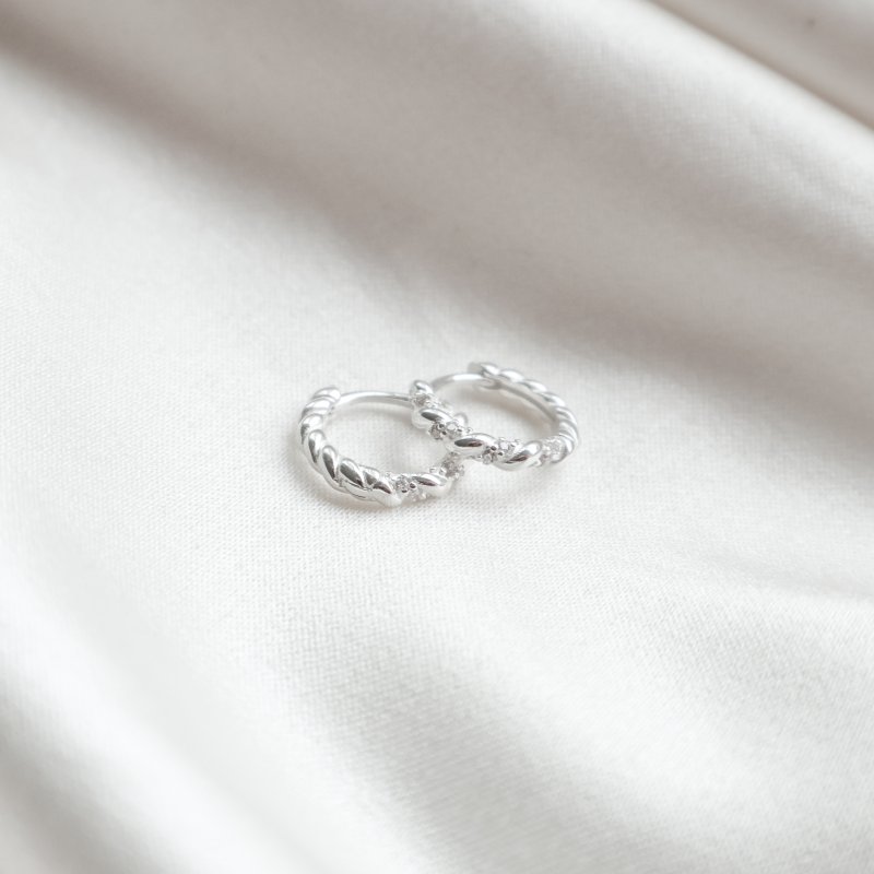 "Twistie" Tvinnade silver minihoops med stenar