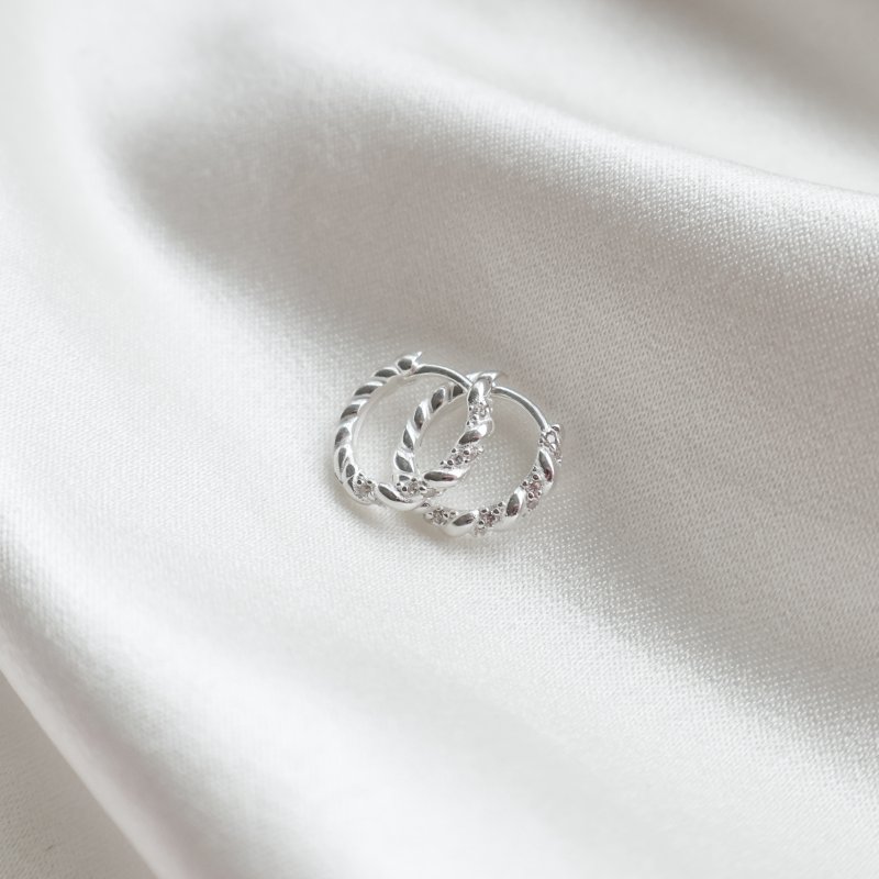 "Twistie" Tvinnade silver minihoops med stenar
