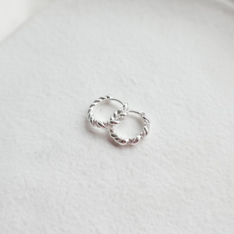 "Twistie" Tvinnade silver minihoops med stenar