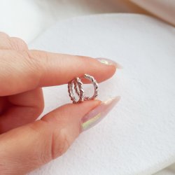 "Twistie" Tvinnade silver minihoops med stenar