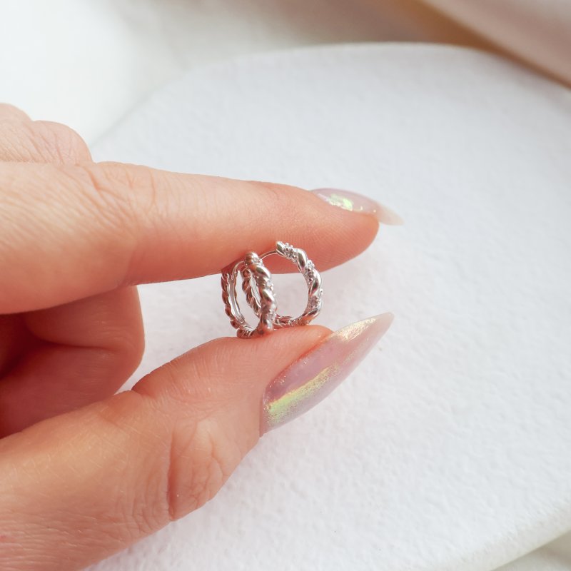 "Twistie" Tvinnade silver minihoops med stenar