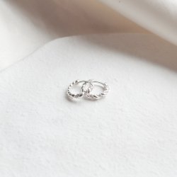 "Twistie" Tvinnade silver minihoops med stenar