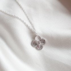 "Fleur" Silverhalsband med Fyrkl�ver och Stenar