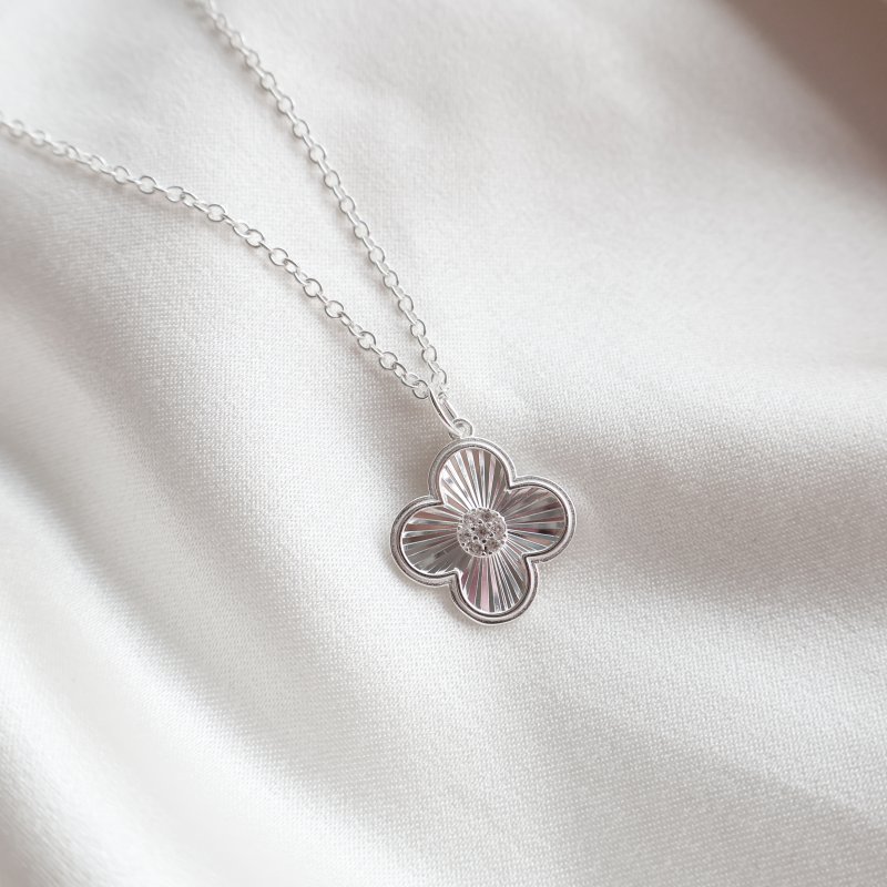 "Fleur" Silverhalsband med Fyrkl�ver och Stenar