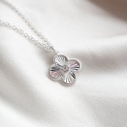 "Fleur" Silverhalsband med Fyrkl�ver och Stenar