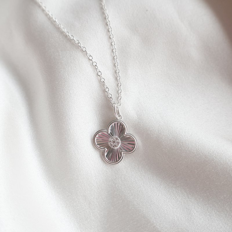 "Fleur" Silverhalsband med Fyrkl�ver och Stenar