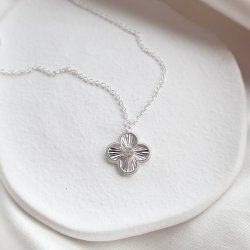 "Fleur" Silverhalsband med Fyrkl�ver och Stenar