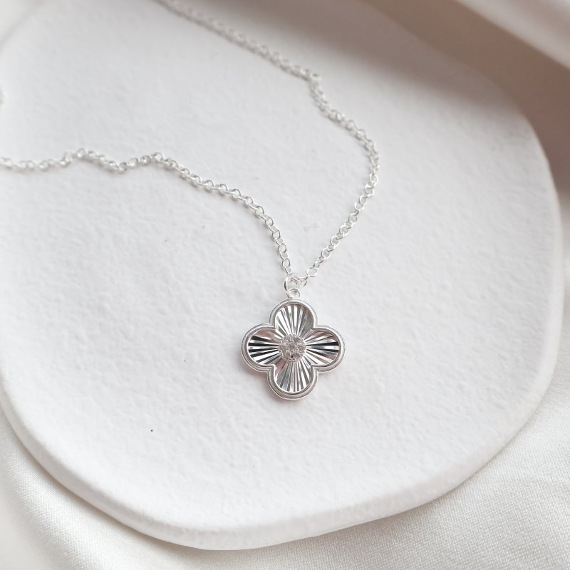 "Fleur" Silverhalsband med Fyrkl�ver och Stenar