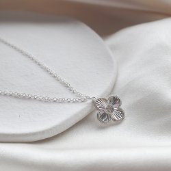 "Fleur" Silverhalsband med Fyrkl�ver och Stenar