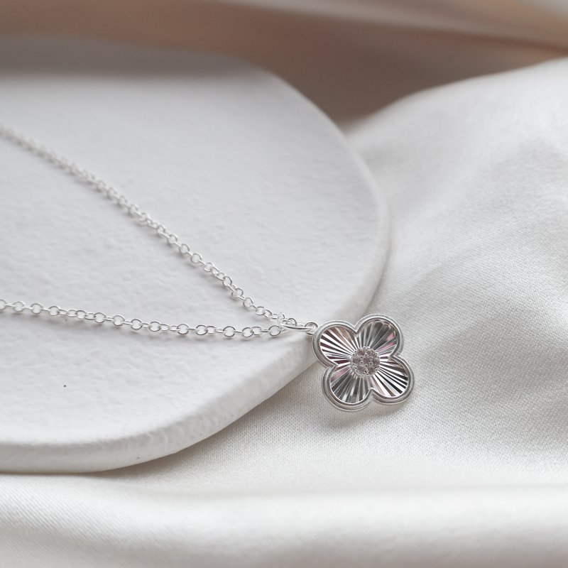 "Fleur" Silverhalsband med Fyrkl�ver och Stenar