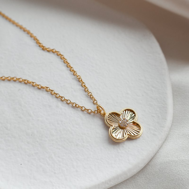 "Fleur" Guldpl�terat Halsband med Fyrkl�ver och Stenar