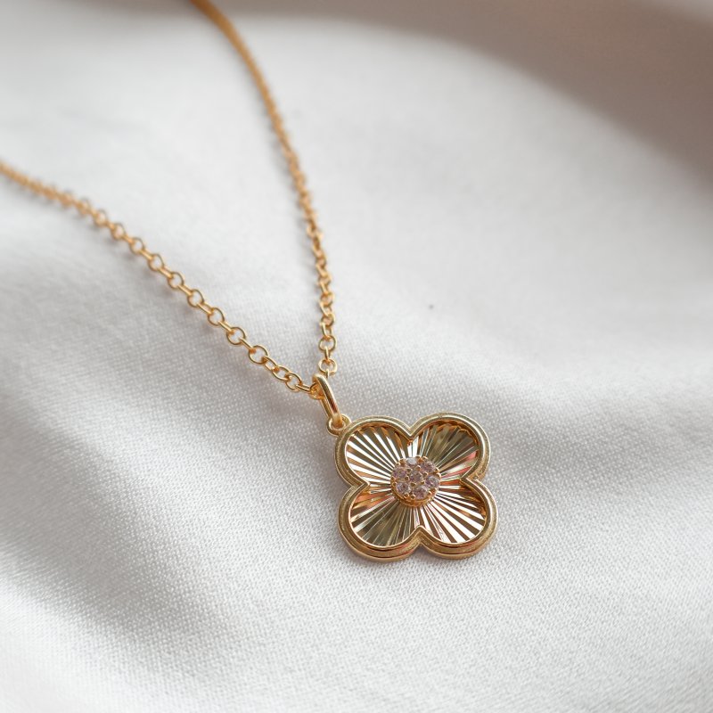 "Fleur" Guldpl�terat Halsband med Fyrkl�ver och Stenar