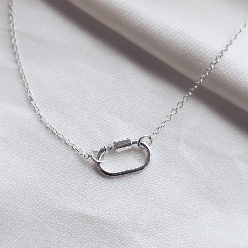 "Charm Club" silverhalsband med l�s f�r charms