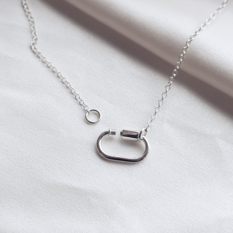 "Charm Club" silverhalsband med l�s f�r charms