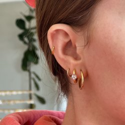 "Marguerit" sm� guld hoops med en marguerit