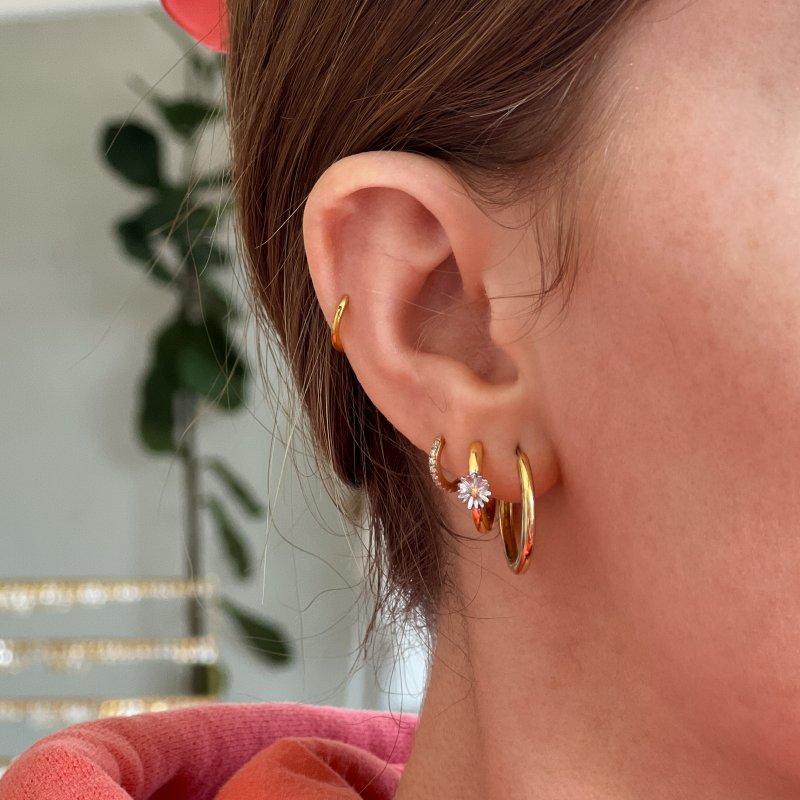 "Marguerit" sm� guld hoops med en marguerit