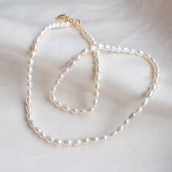 "Joanna"halsk�de i 18k forgyldt sterling s�lv med hvide ferskvandsperler