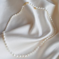 "Joanna"halsk�de i 18k forgyldt sterling s�lv med hvide ferskvandsperler