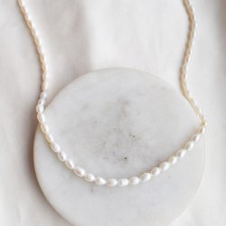 "Joanna" halsk�de i sterling s�lv med hvide ferskvandsperler