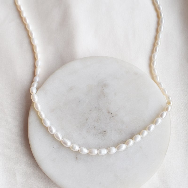 "Joanna" halsk�de i sterling s�lv med hvide ferskvandsperler