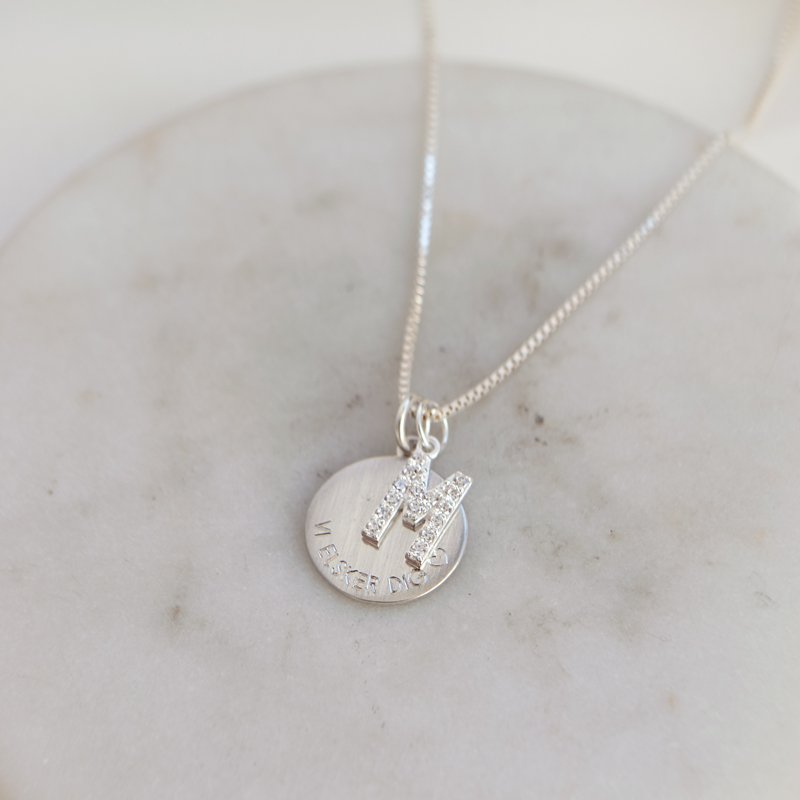 "Journal" amulettkjede i s�lv med gravering og personlig brev