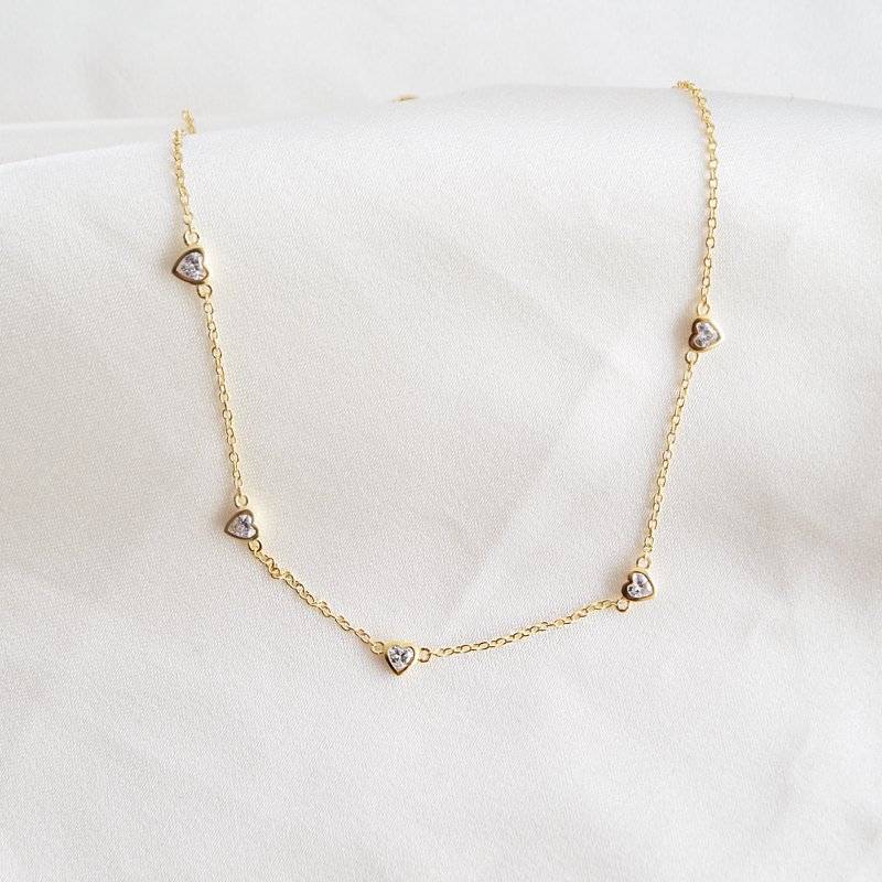 "Junie" gullkjede / choker med fine sm� hjerter