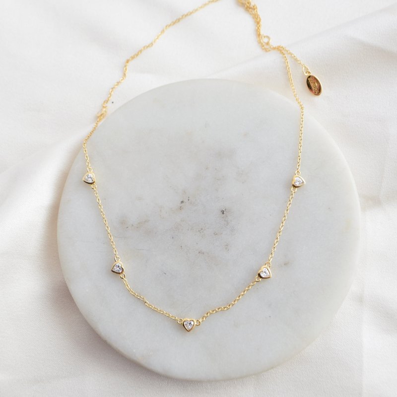 "Junie" gullkjede / choker med fine sm� hjerter