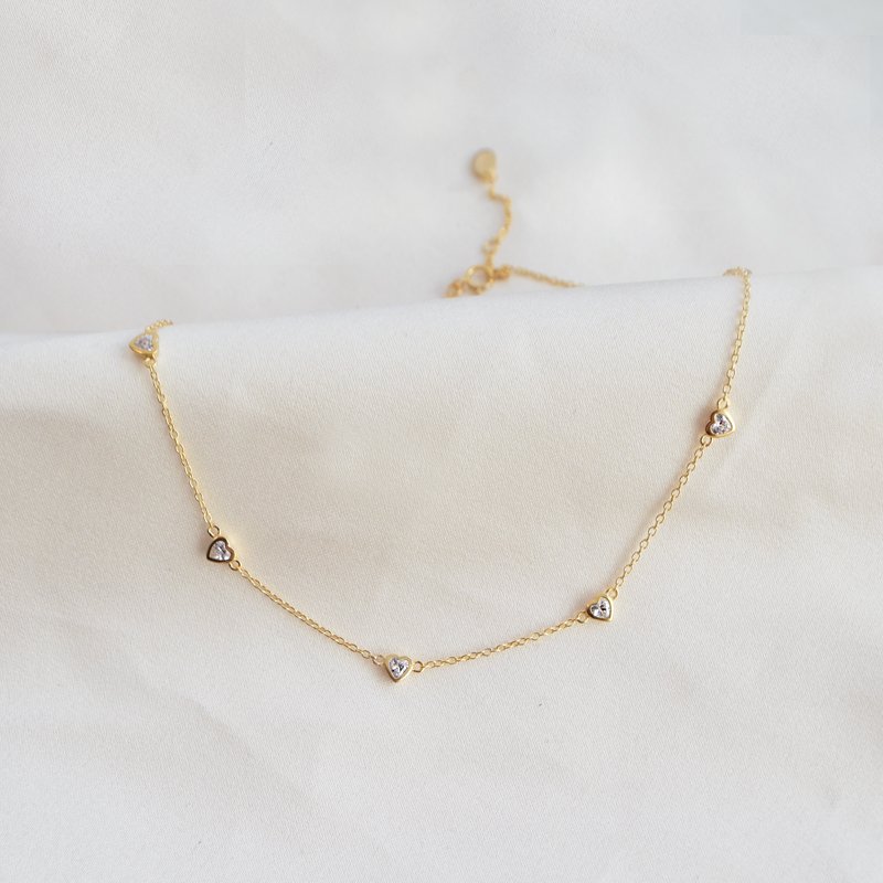 "Junie" gullkjede / choker med fine sm� hjerter