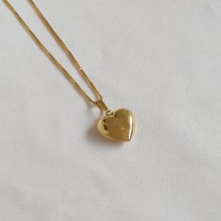 "Karma" halsband i 18k f�rgyllt sterlingsilver med hj�rta och kors samt din gravering p� baksidan