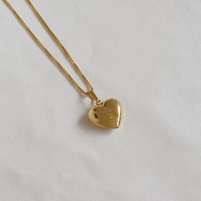 "Karma" halsband i 18k f�rgyllt sterlingsilver med hj�rta och kors samt din gravering p� baksidan